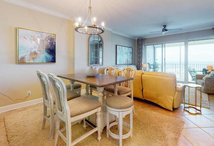 هتل Regency Isle 802