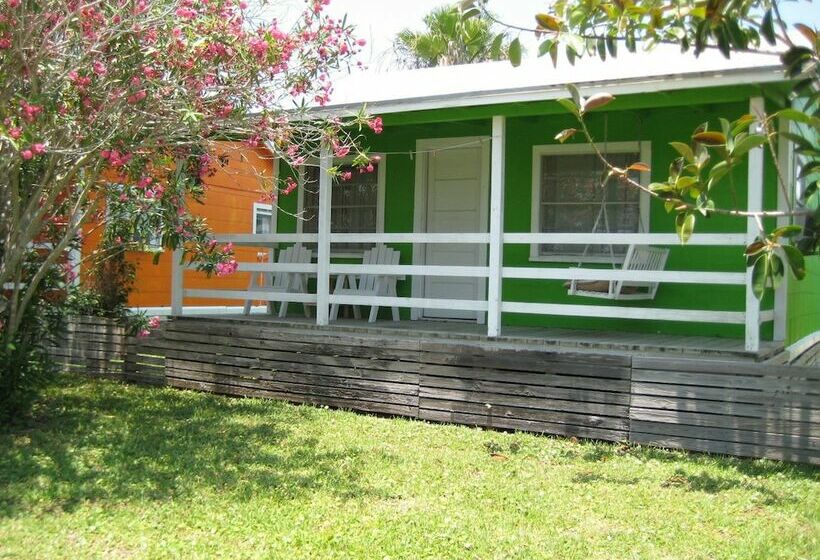 هتل Sea And Sands Cottages