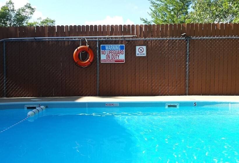 ホテル Shady Acre Inn And Suites