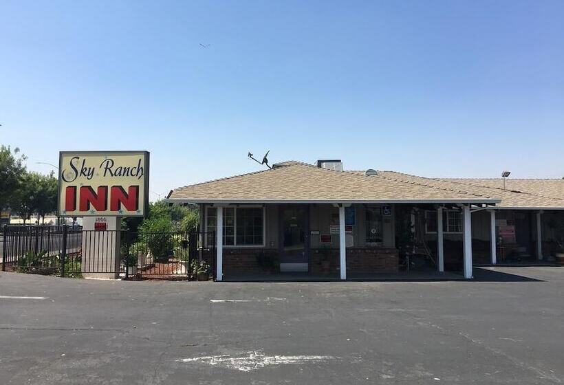 فندق Sky Ranch Inn