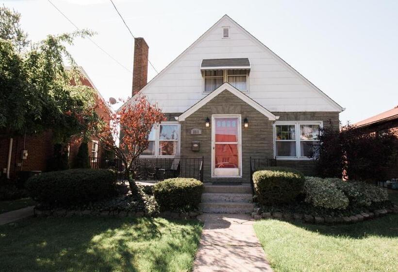 هتل The Little Italy Of Niagara Falls Bed & Breakfast