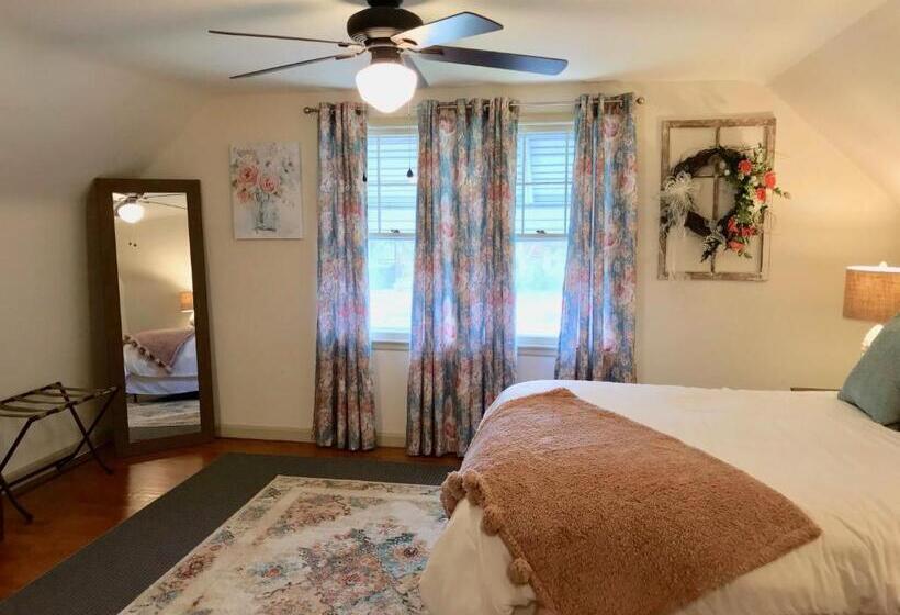 هتل The Little Italy Of Niagara Falls Bed & Breakfast