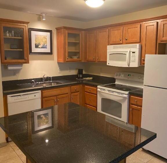 فندق White River Inn & Suites