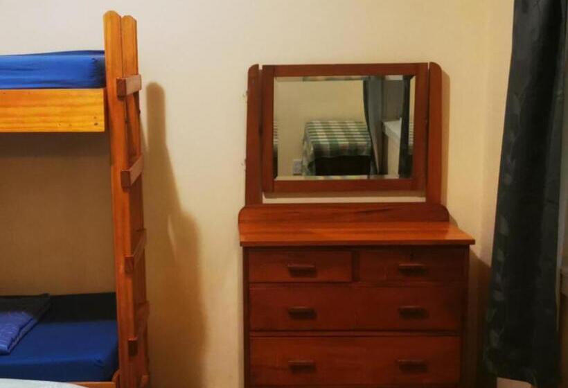 הוסטל Bluewater Lodge