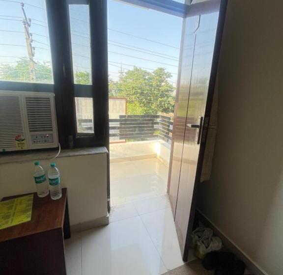 בית מלון כפרי Aadi S Residency