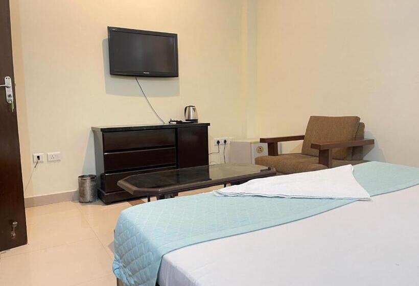 בית מלון כפרי Aadi S Residency