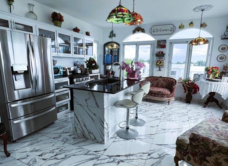 هتل Penthouse Luxury Suite With A 360 Ocean View, Balcony With Hot Tub