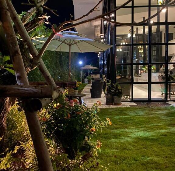 בית מלון כפרי The Courtyard Chiangrai