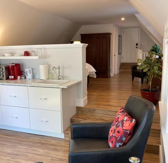 تختخواب و صبحانه The Red House Fredericton