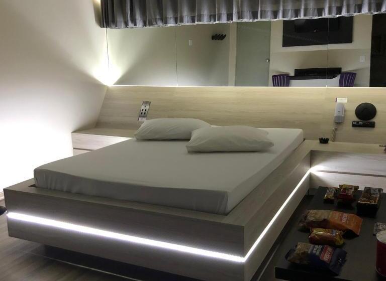 Status Motel