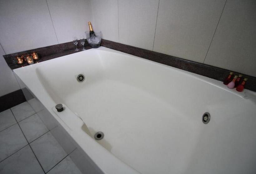 Status Motel