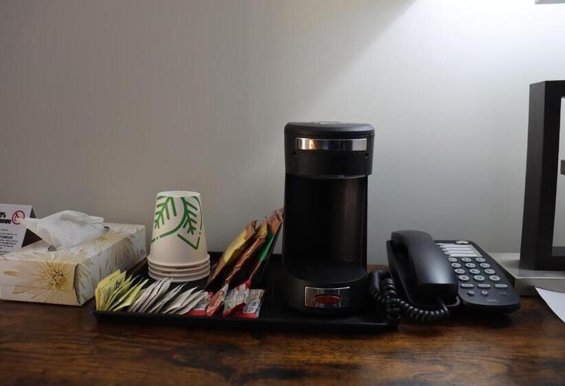 فندق على الطريق Timberland Inn & Restaurant