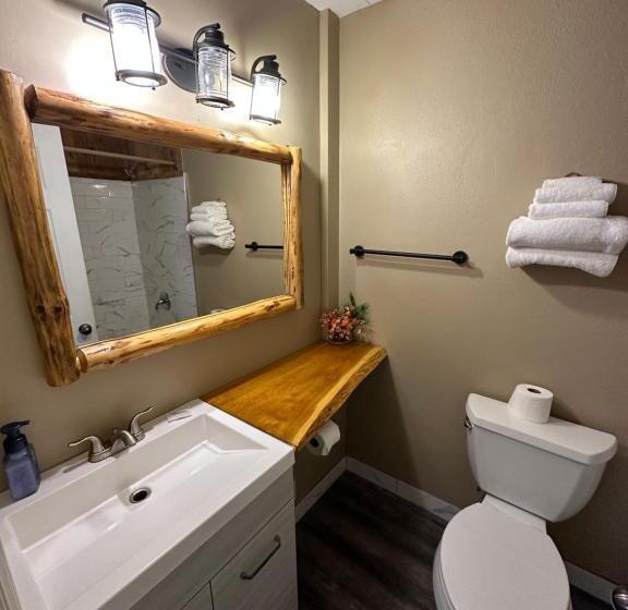 Pinecrest Motel