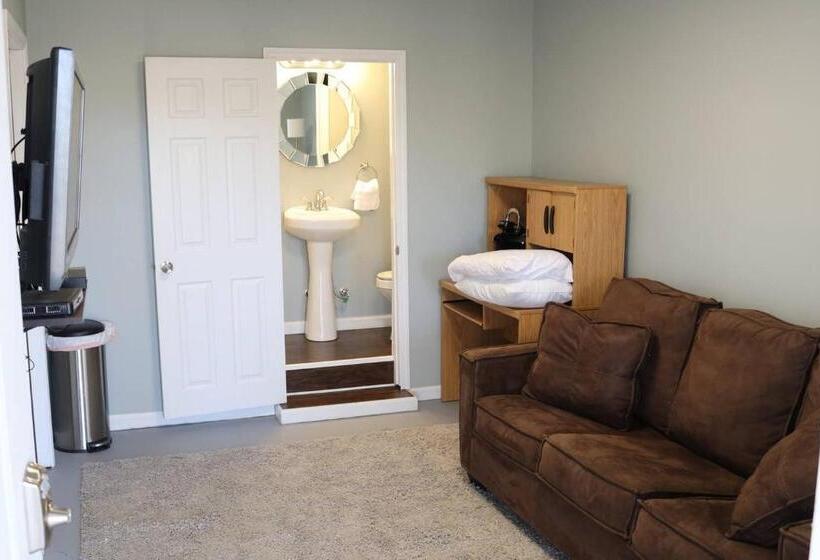 호스텔 Cozy Room Near Downtown Hendersonville