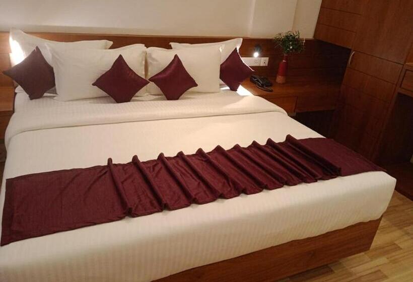 فندق Queens Tourist Home