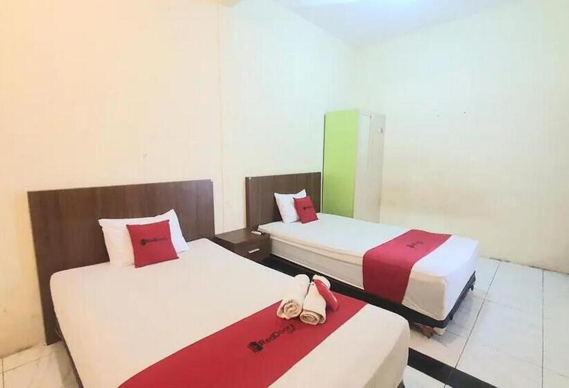 هتل Reddoorz Near Universitas Pgri Kanjuruhan
