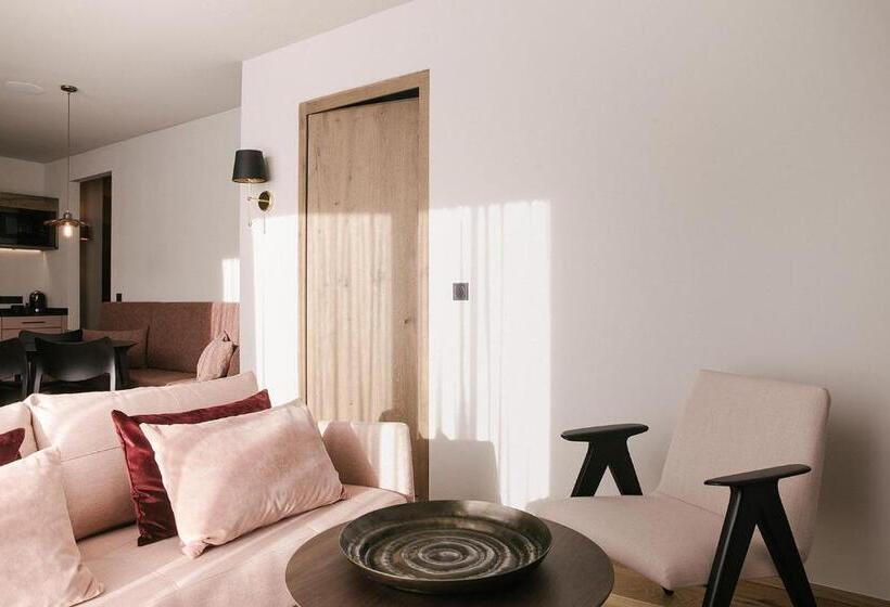Omaela Apartments