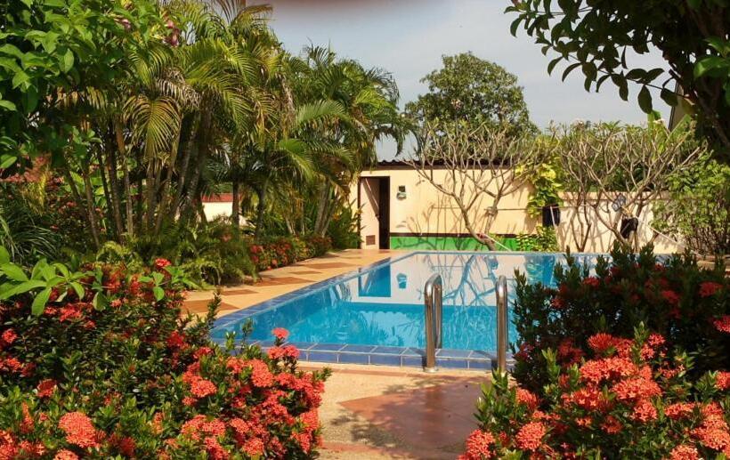 膳宿费 Bungalow 36 M2 Sur Terrain 400m2 Avec Piscine Privée A 12km De Ban Dung