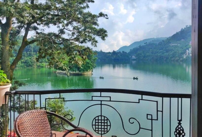 酒店 The Lake Hill