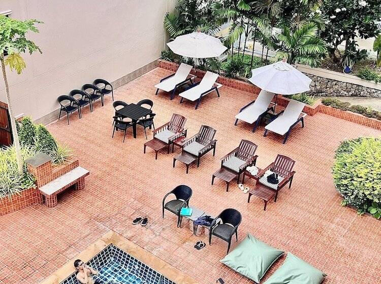 בית מלון כפרי Tri's Miracle Kata Beach Side