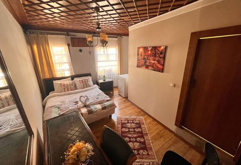 پانسیون Tarihi Sarı Konak