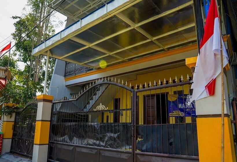 هتل Nurul Hikmah Homestay Syariah & Sport Center By Oyo