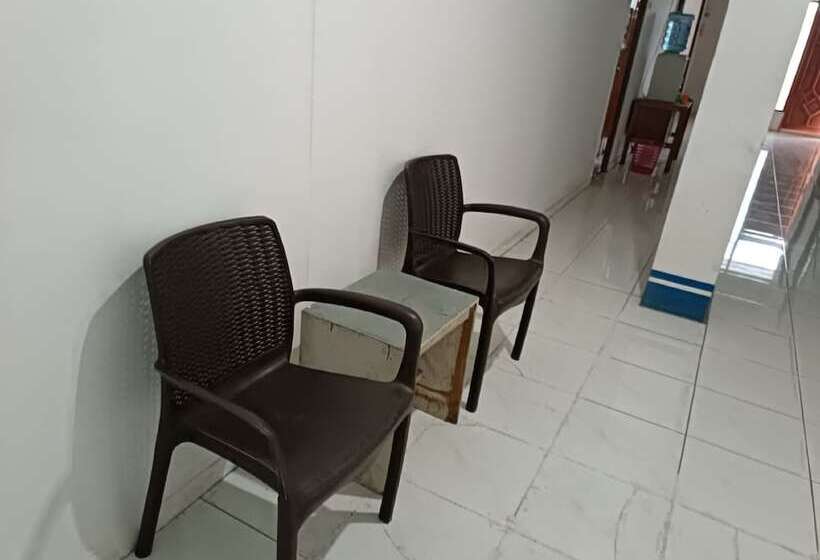 هتل Spot On 92458 Azeela Kost Syariah