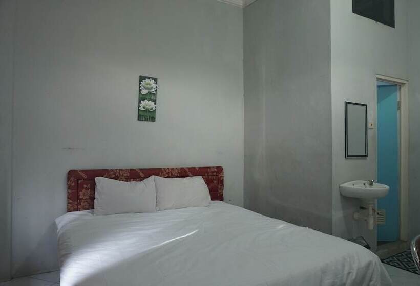 هتل Spot On 92458 Azeela Kost Syariah