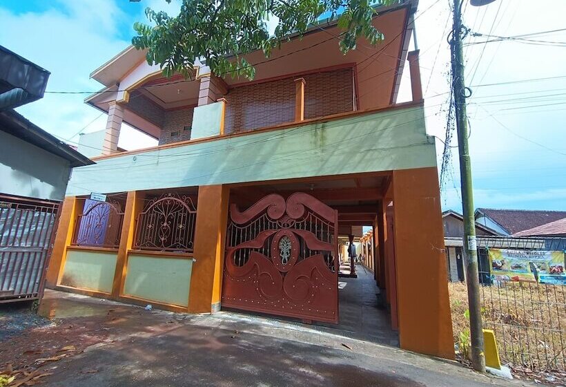 هتل Spot On 92458 Azeela Kost Syariah