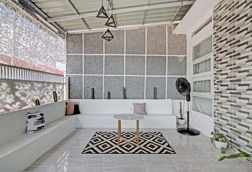 هتل Spot On 92536 Teguh Homestay Syariah