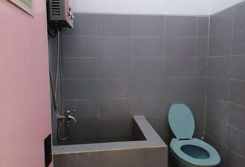 هتل Spot On 92730 Lili Kost Syariahnearketapang Royal City