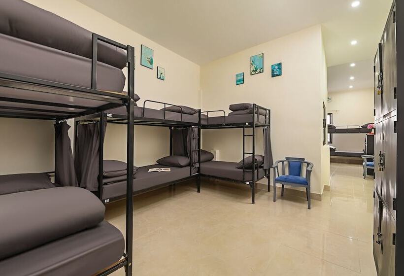 Queen Cafe Hotel & Pub