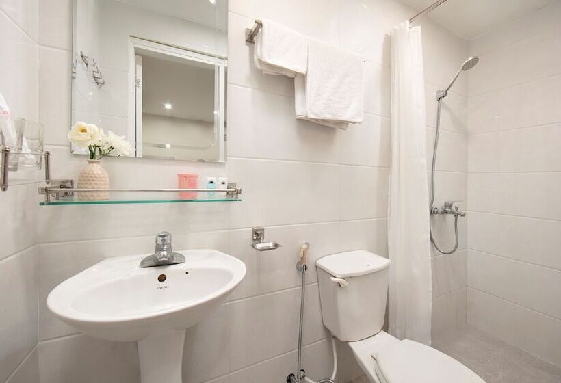 Queen Cafe Hotel & Pub