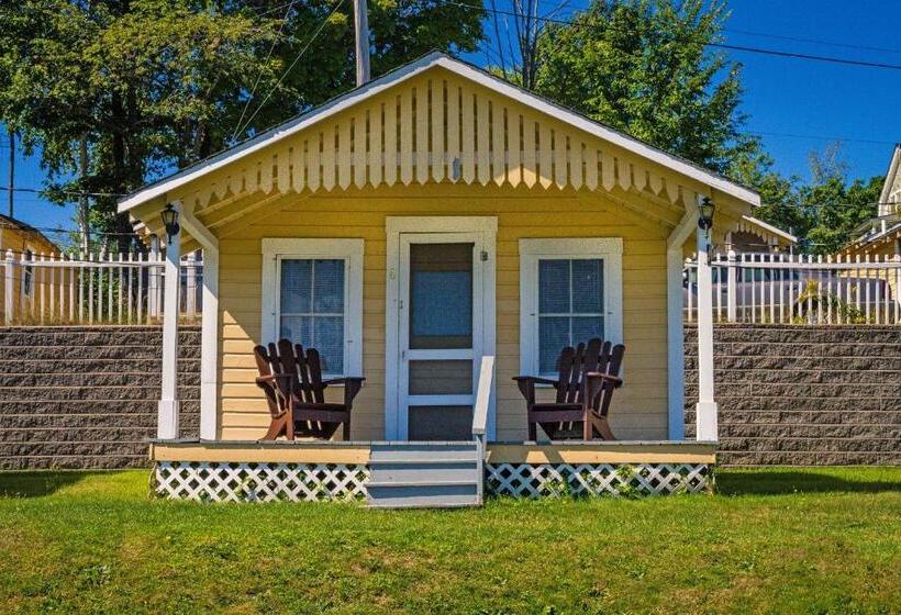 Half Moon Motel & Cottages