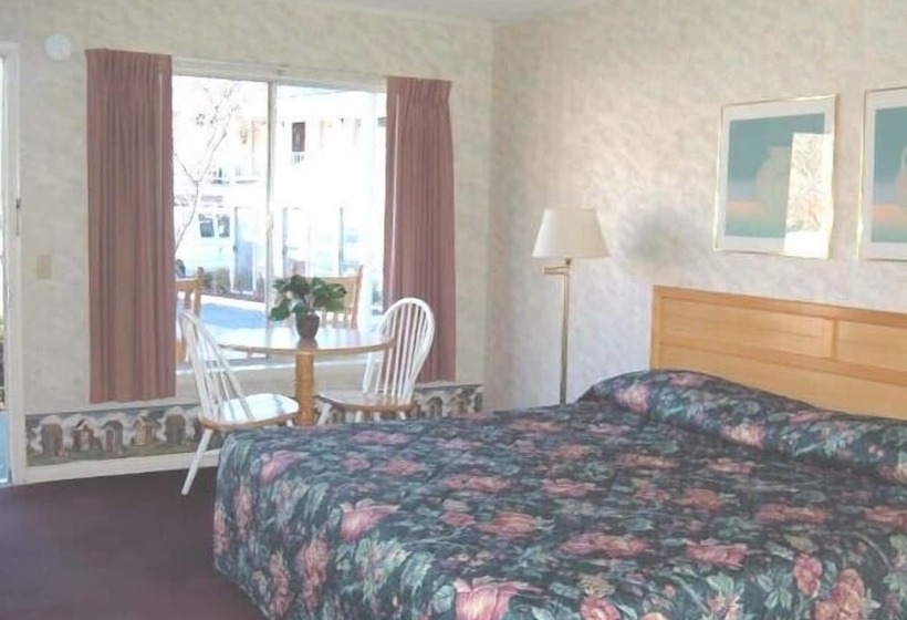 هتل Castlewood Inn