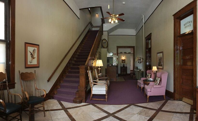 هتل Town Hall Inn