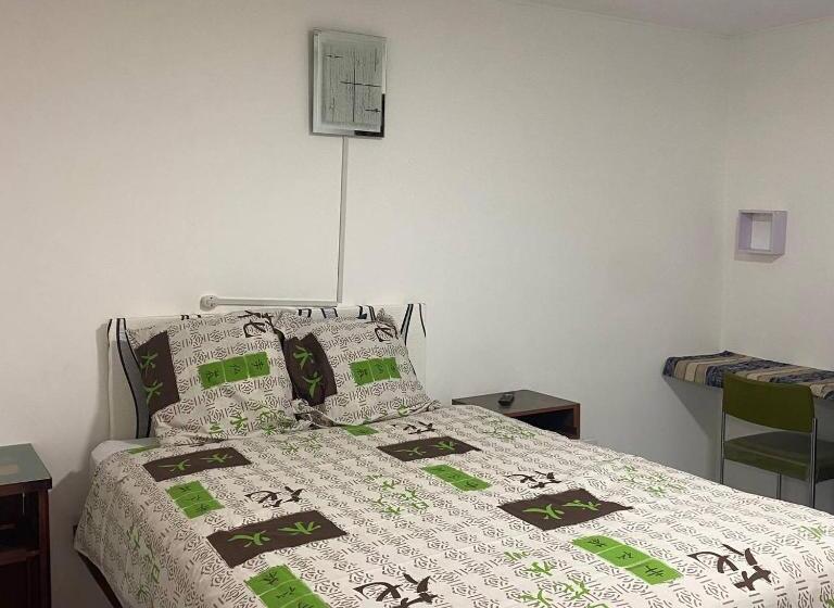 بنسيون Calu L  Petit Hostel