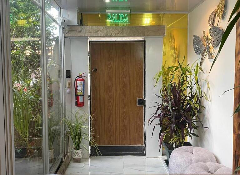 بنسيون Calu L  Petit Hostel