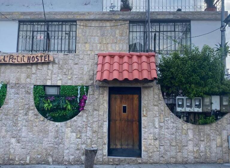 بنسيون Calu L  Petit Hostel