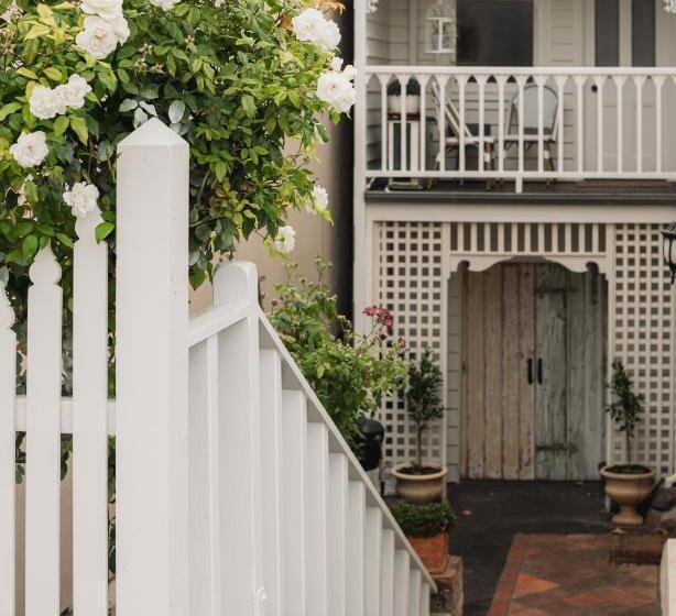 Bed and Breakfast Benambra Boutique Accommodation   C1883  Lonsdale Suite