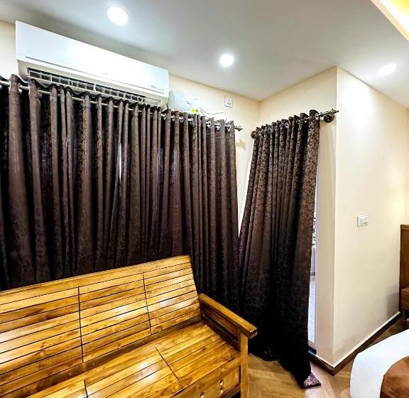 هتل Navarathna Comforts