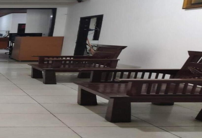 هتل Oyo 93523 Penginapan Laras Paminggir