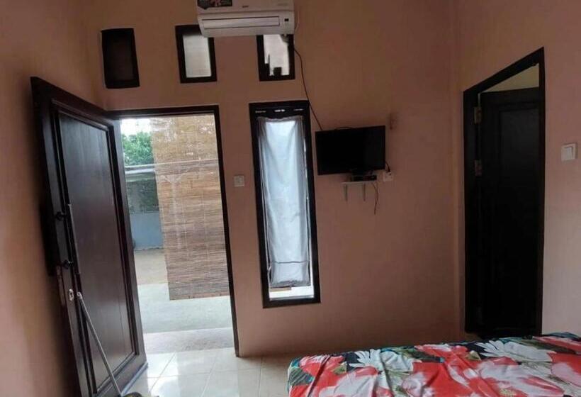 ホテル Oyo 93525 Griya Wafira Trenggalek Syariah