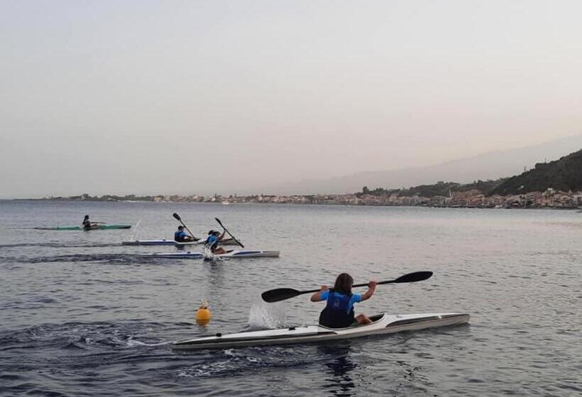 تختخواب و صبحانه Cleli