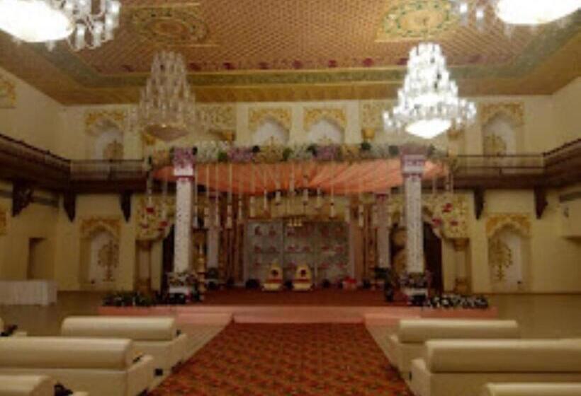 فندق Laxminarayan Club & Resort Vadodara