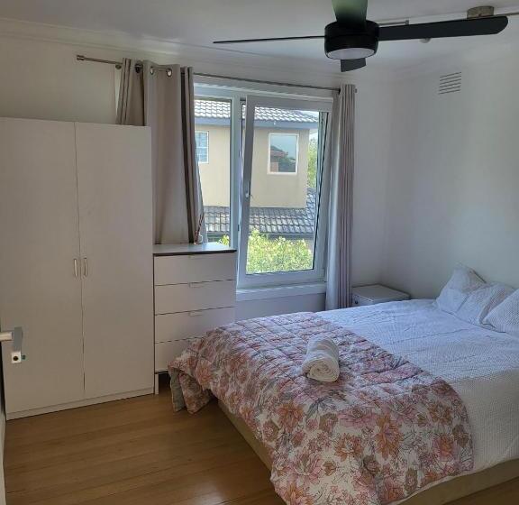 Пансион Beautiful Home In Greensborough
