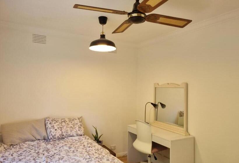 Пансион Beautiful Home In Greensborough