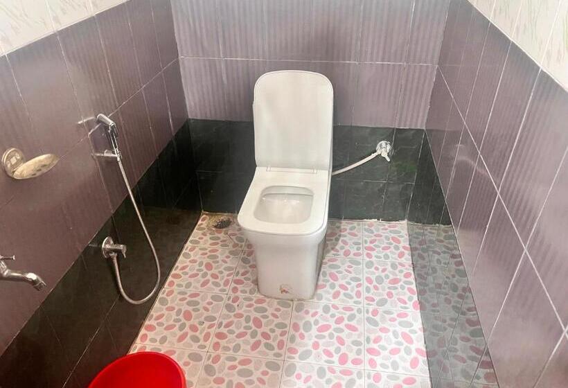 בית מלון כפרי Oyo Decent Inn