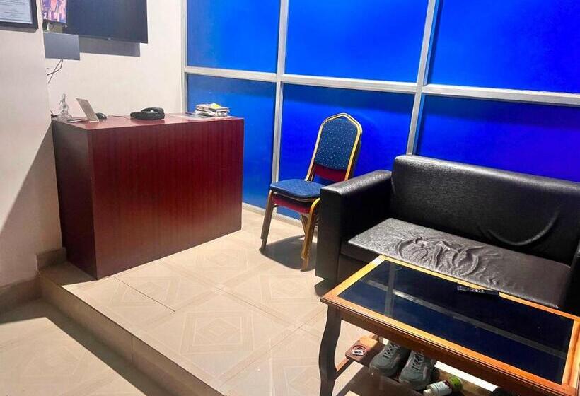בית מלון כפרי Oyo Decent Inn
