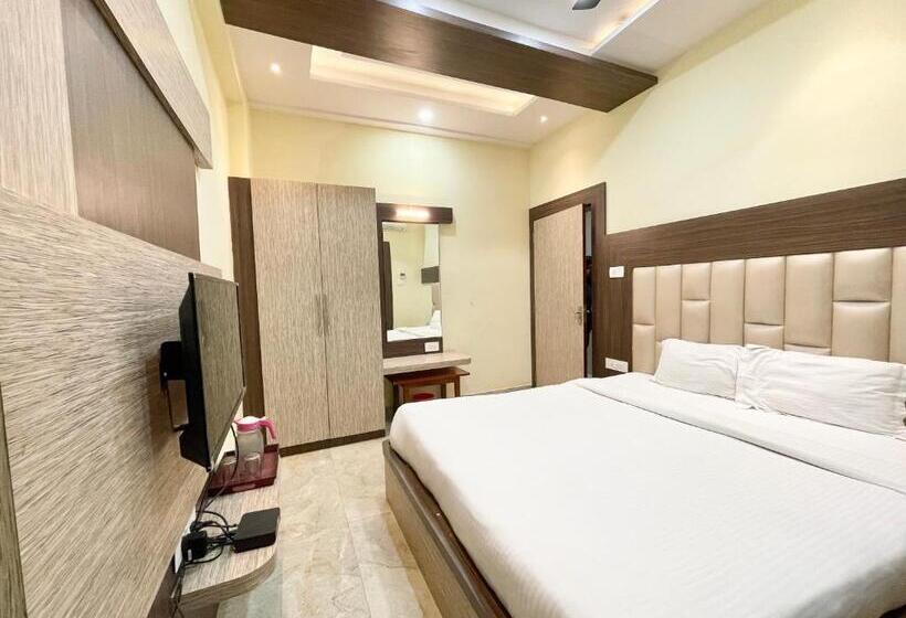 Nandini Palace ! Varanasi ! होटल नंदिनी पैलेस  హోటల్ నందిని ప్యాలెస్ ! Fully Air Conditioned Hotel F